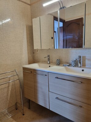 Haartrockner, Handtücher, Toilettenpapier