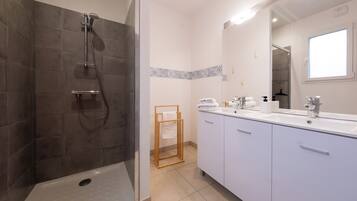 Doccia, asciugacapelli, asciugamani, sapone