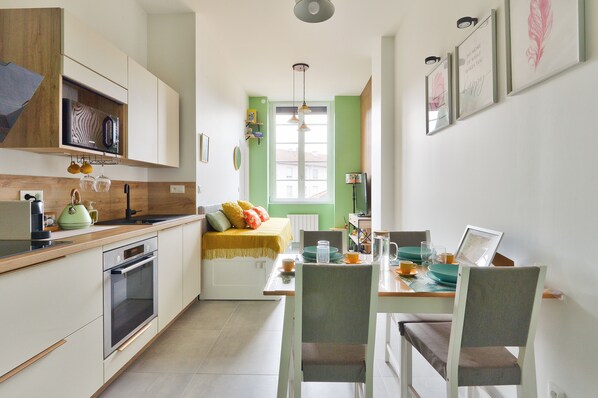 Kjøleskap, mikrobølgeovn, ovn og oppvaskmaskin