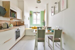 Kjøleskap, mikrobølgeovn, ovn og oppvaskmaskin