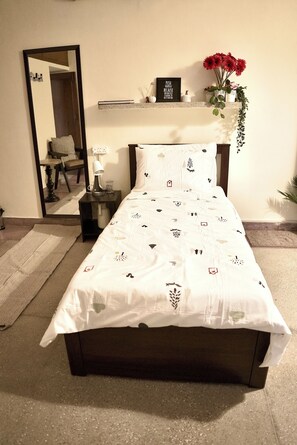 4 bedrooms, iron/ironing board, WiFi, bed sheets