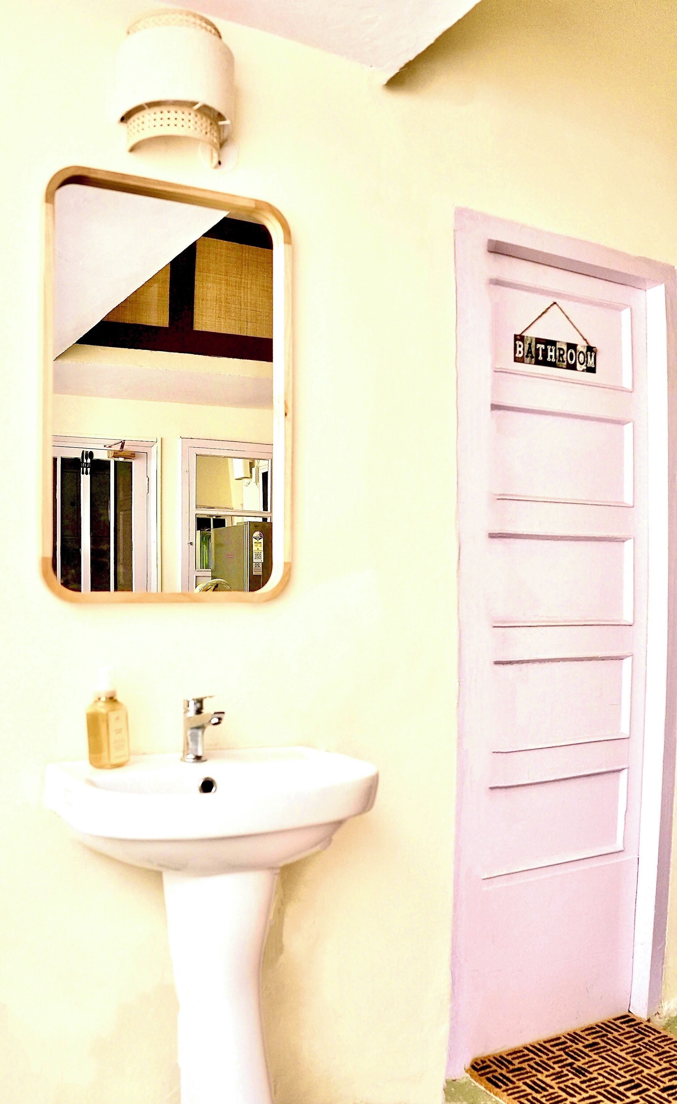 Een douche, een haardroger, handdoeken, zeep