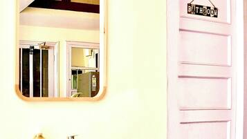 Een douche, een haardroger, handdoeken, zeep