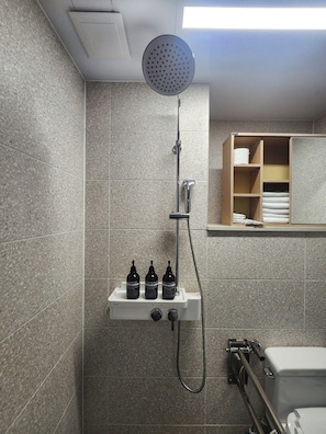 Condo, Multiple Beds, Non Smoking | Bathroom | Hair dryer, towels, soap, shampoo