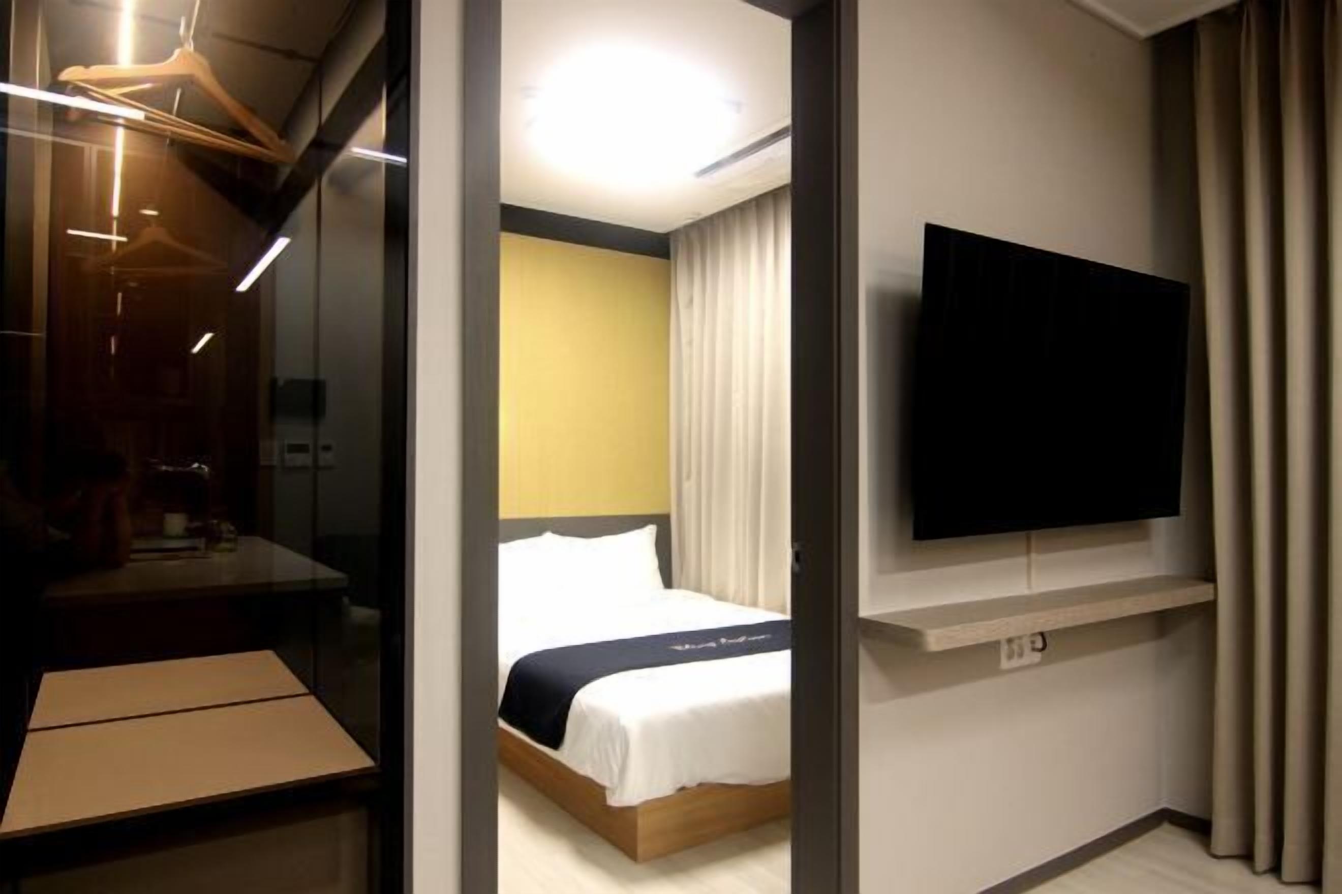 Desk, laptop workspace, free WiFi, bed sheets