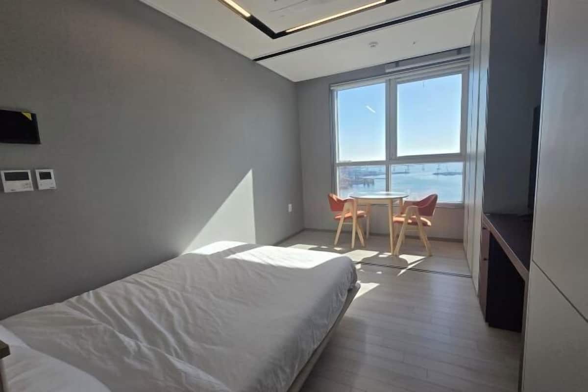 1 bedroom, desk, laptop workspace, free WiFi