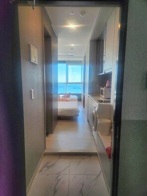 Deluxe Twin Room, 2 Double Beds, Non Smoking | Desk, laptop workspace, free WiFi, bed sheets - The Bayment Residence (Busan)