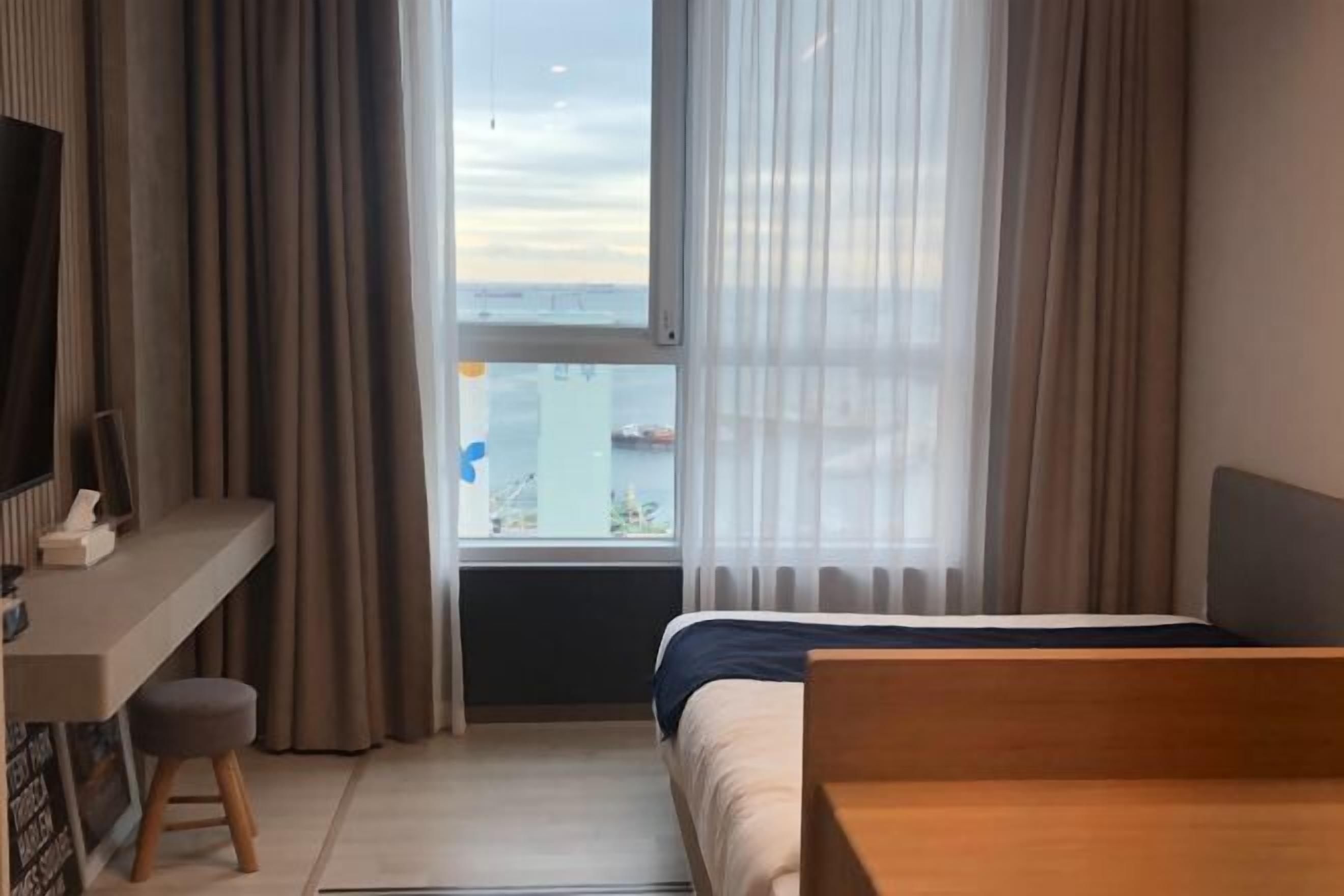 Desk, laptop workspace, free WiFi, bed sheets