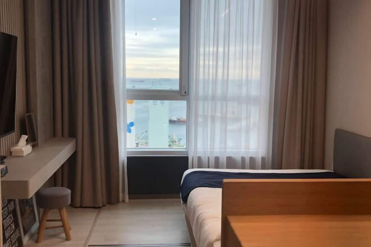1 bedroom, desk, laptop workspace, free WiFi