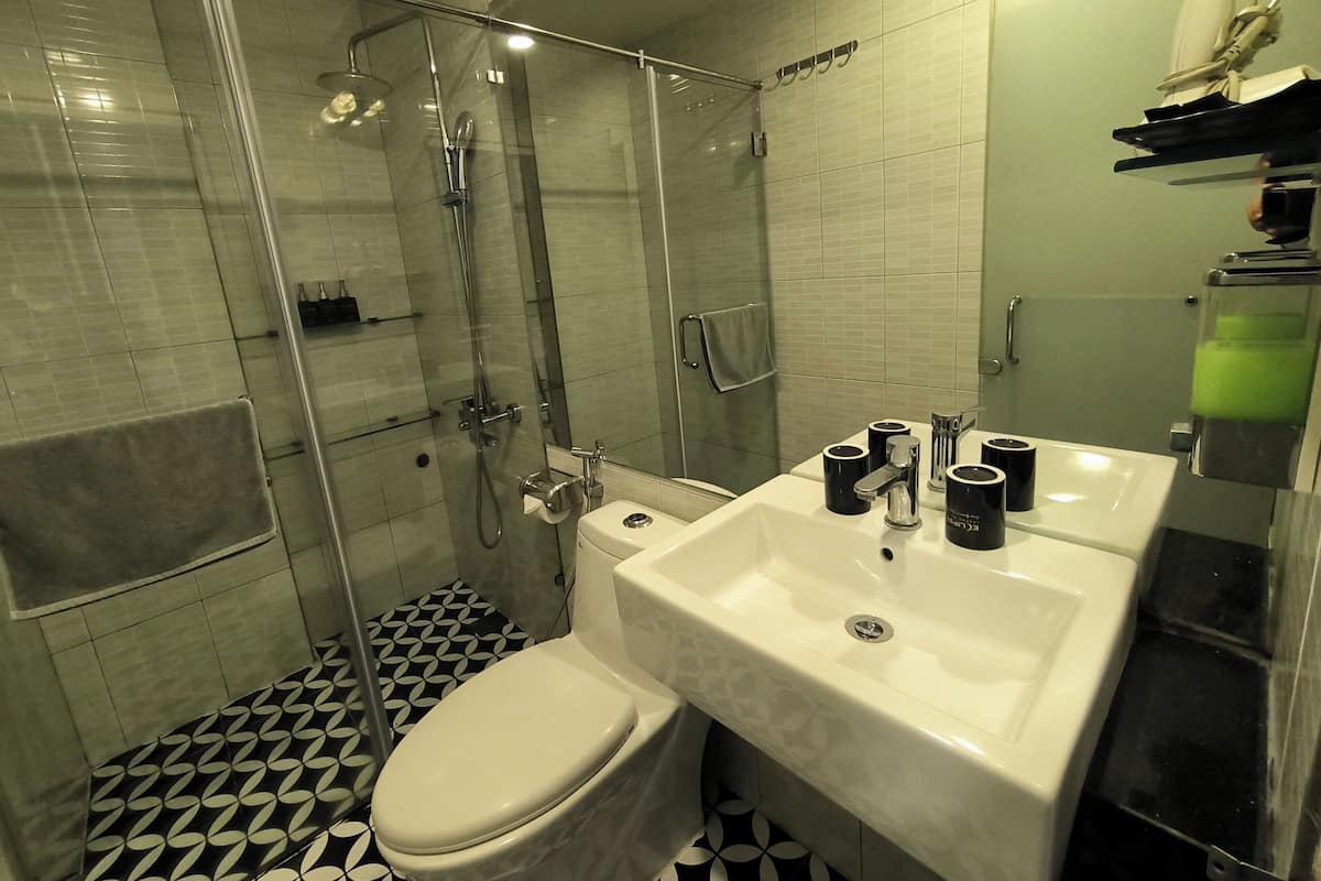 Superior Double Room, 1 Queen Bed, Non Smoking | Bathroom