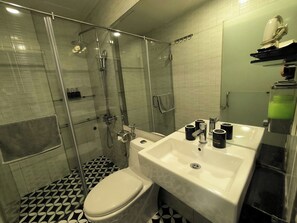 Superior Double Room, 1 Queen Bed, Non Smoking | Bathroom