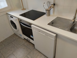 Kjøleskap, mikrobølgeovn, ovn og kokeplater