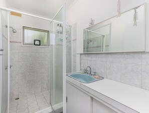 Shower, hair dryer, towels - Charming 3-bedroom, 1 bathroom holiday house near the beach! (Tweed)