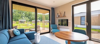 Enjoying yourself by the water in this water lodge for 2 people with a hot tub