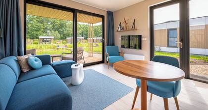 Enjoying yourself by the water in this water lodge for 2 people with a hot tub