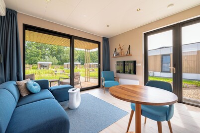 Enjoying yourself by the water in this water lodge for 2 people with a hot tub