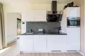Frigorífic, microones, placa de cuina i rentaplats