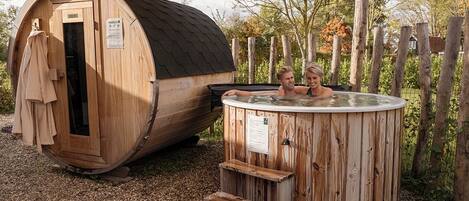 Bañera de hidromasaje al aire libre