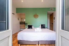 6 chambres, fer et planche à repasser, Wi-Fi, draps fournis