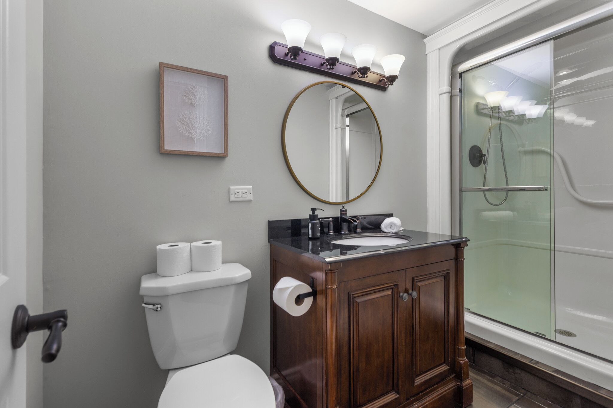 Articles de toilette gratuits, sèche-cheveux, serviettes fournies