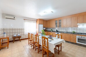 Microwave, dishwasher, coffee/tea maker, cookware/dishes/utensils