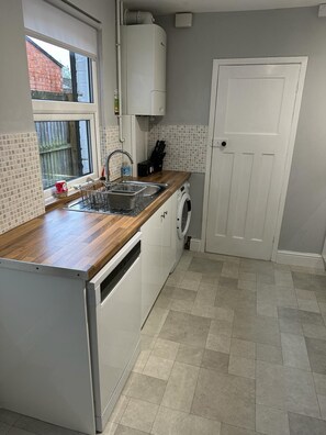 House | Private kitchen | Fridge, microwave, oven, stovetop - Chill 3-bed House in Gloucester (Gloucester)