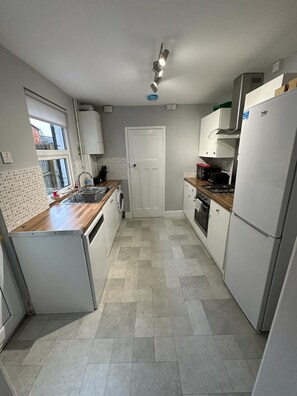 Maison | Cuisine privée | Réfrigérateur, micro-ondes, four, plaque de cuisson