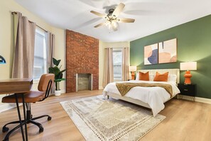 6 Schlafzimmer, Schreibtisch, Bügeleisen/Bügelbrett, Reisekinderbett