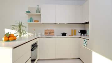 Fridge, oven, dishwasher, coffee/tea maker