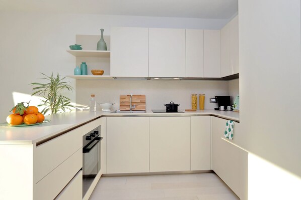 Fridge, oven, dishwasher, coffee/tea maker