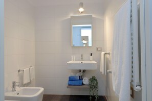 シャワー、ヘアドライヤー、タオル