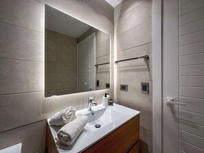 Douche, sèche-cheveux, serviettes fournies