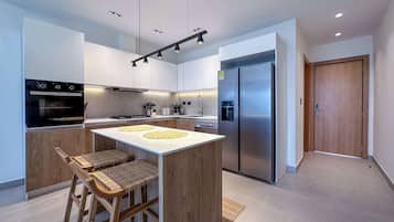 Refrigerador, microondas, horno y parrilla de estufa