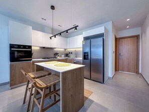 Kylskåp, mikrovågsugn, ugn och spishäll