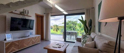 Una televisión, una oficina