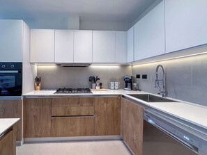 Geladeira, micro-ondas, fogão, cooktop