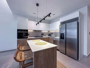 Geladeira, micro-ondas, fogão, cooktop