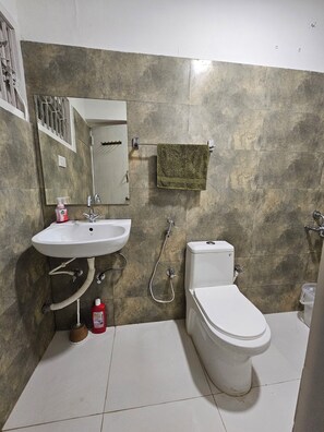 Bidet, towels, soap, toilet paper - Songs of the Nilgiris: Cozy 3B Retreat, Breathtaking Views & Peaceful Vibes (Ooty)