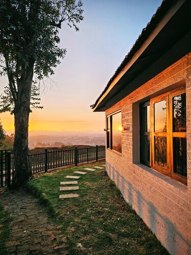 Songs of the Nilgiris: Cozy 3B Retreat, Breathtaking Views & Peaceful Vibes