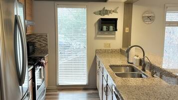 Refrigerador, microondas, parrilla de estufa y lavavajillas