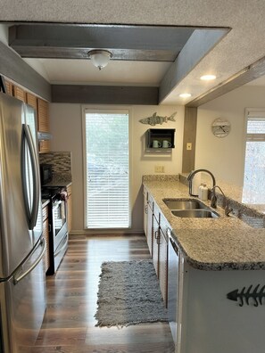 Fridge, microwave, stovetop, dishwasher