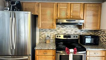 Fridge, microwave, stovetop, dishwasher