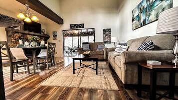 Een smart-tv en een open haard