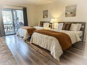 3 slaapkamers, een bureau, een strijkplank/strijkijzer, reisbedje