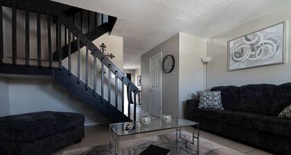 Charming 2-bedroom townhome with AC, WiFi in enchanting Aurora