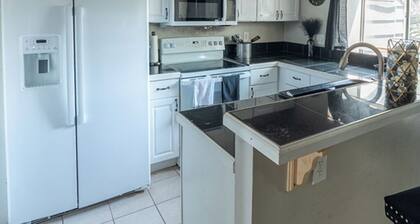 Charming 2-bedroom townhome with AC, WiFi in enchanting Aurora