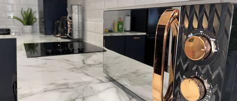 Refrigerador, microondas, horno, placa de cocina