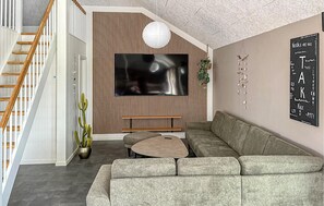 Una Smart TV, un futbolín, una mesa de tenis de mesa