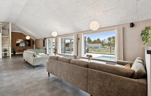 Smart-tv, bordfodbold, bordtennisbord