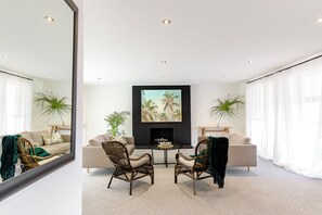 Fernseher, Kamin, Tischtennisplatte, Bücher